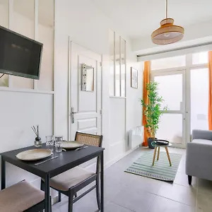 Beautiful In The 15 District , Paris France